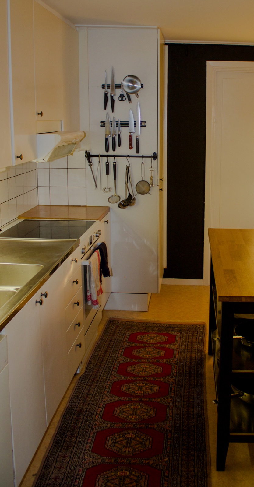 Kök med vita skåp och knivlist
