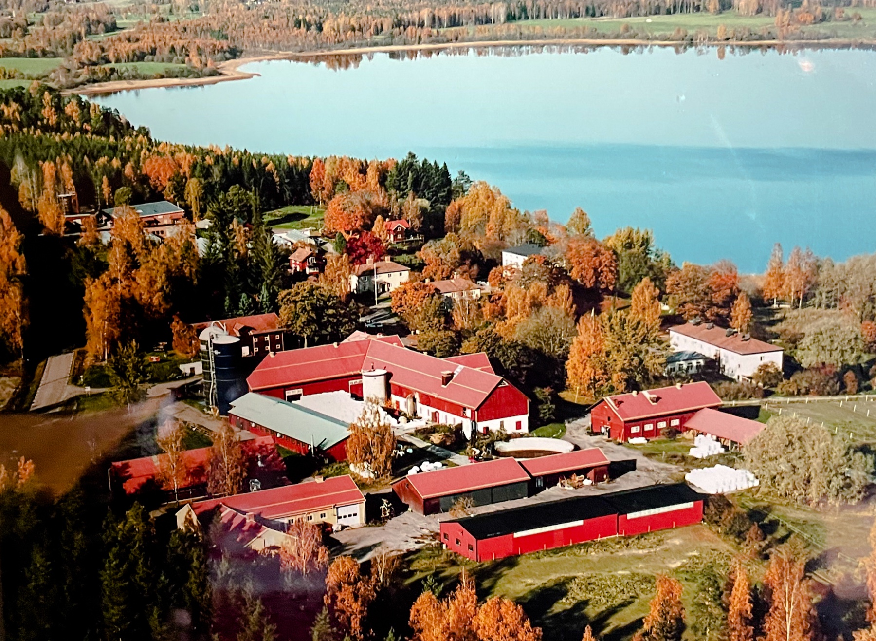 Vassbo Gård — flygbild från sjösidan